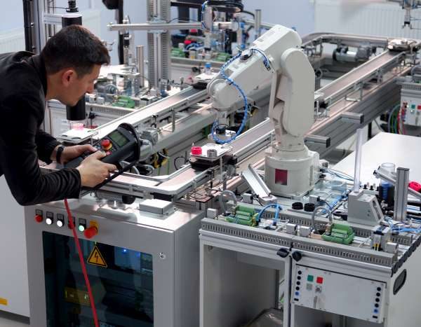 Ein Mechaniker arbeitet an einer Montageanlage