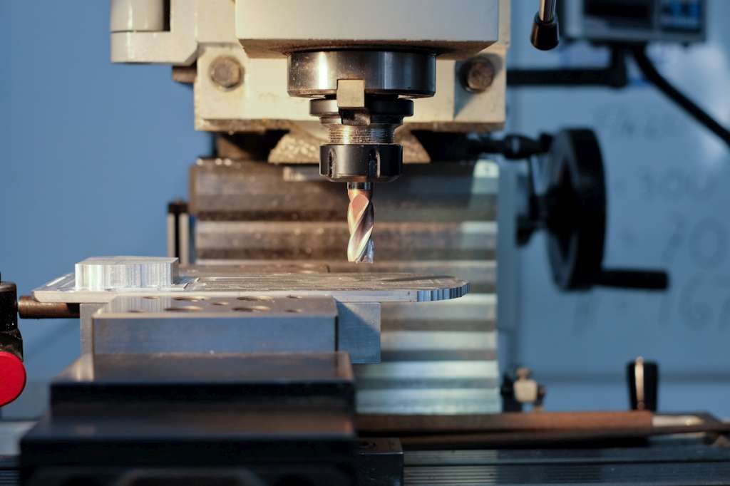 Eine Fräsmaschine bearbeitet ein Werkstück