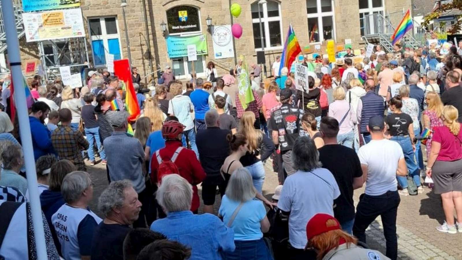Mitglieder der Schulgemeinschaft des bkh demonstrieren für Demokratie und Menschenwürde