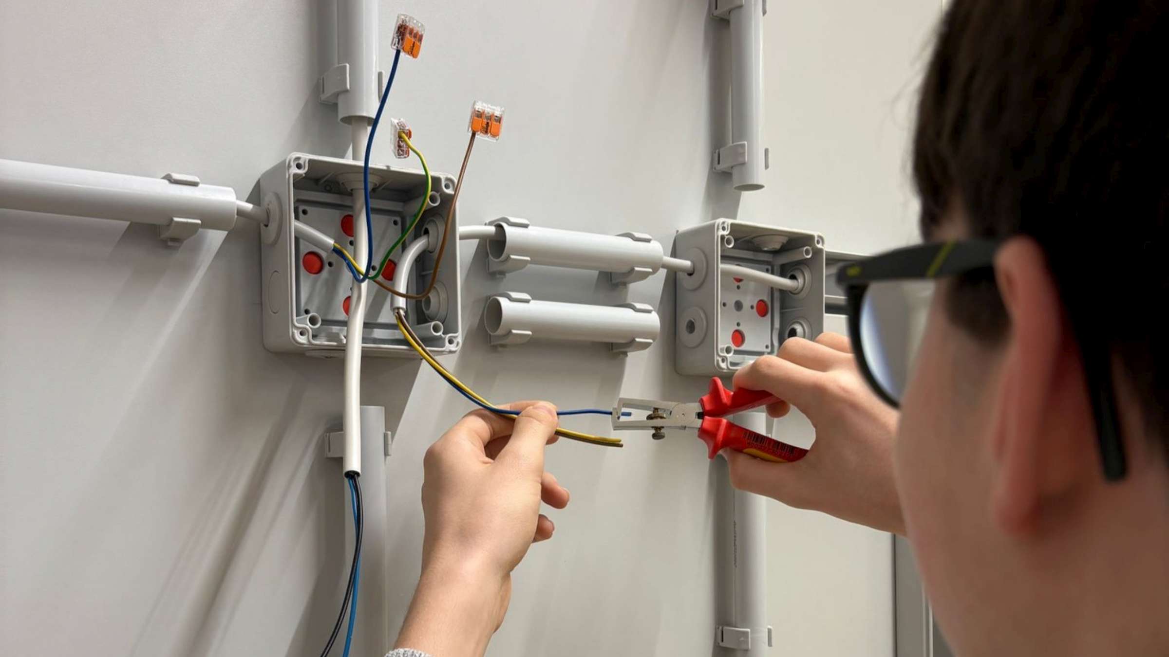 Technik zum Anfassen: Zwei Wochen Praxis für die Unterstufen der Zweijährigen Berufsfachschulen für Metall- und Elektrotechnik